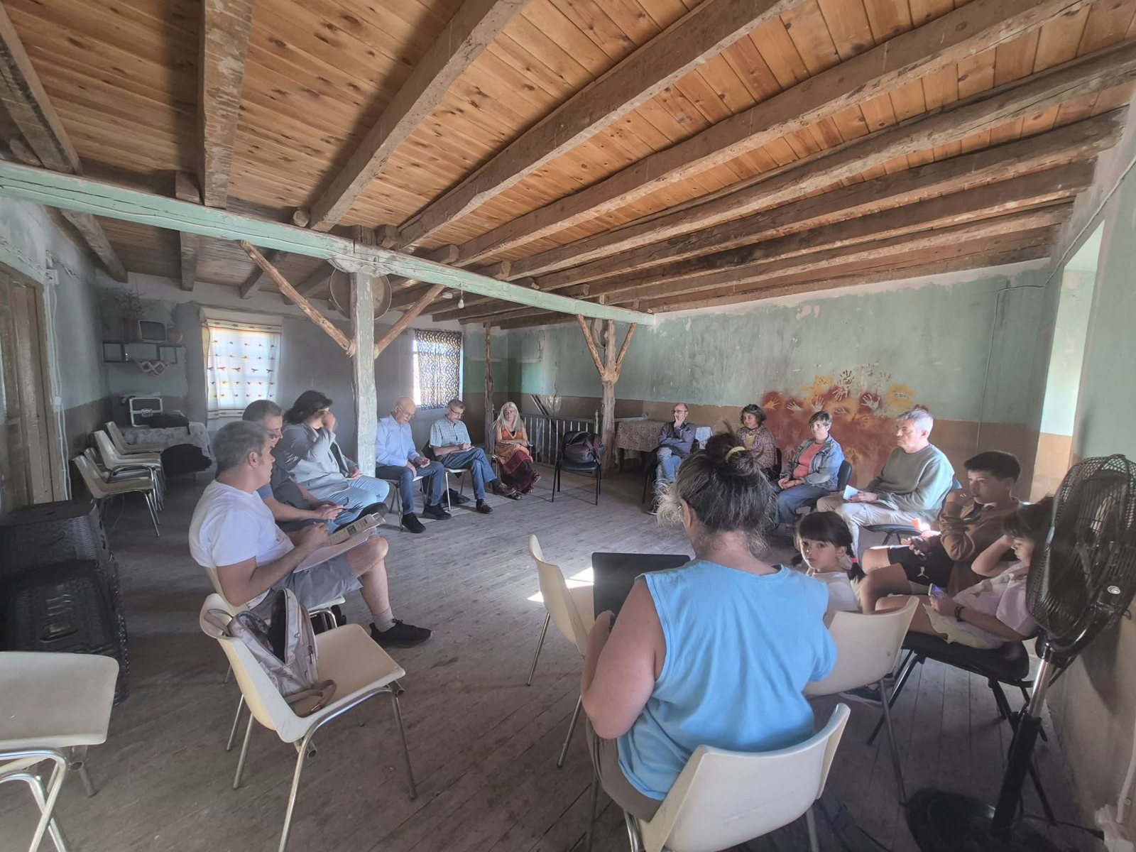 Círculo de debate sobre el sostenimiento personal en los proyectos de la economía solidaria, en la sala de la Universidad Rural del Cerrato.