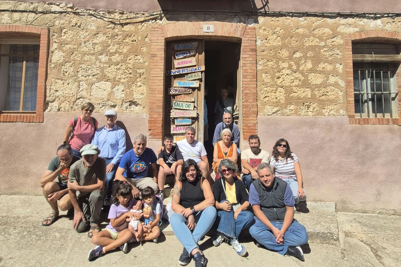 Foto de grupo del Encuentro de Septiembre 2026 de REAS Castilla y León ante la puerta de la Universidad Rural del Cerrato, en Tabanera de Cerrato (Palencia).